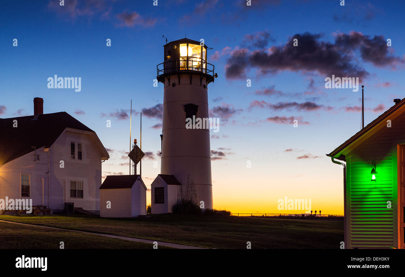 Leuchtturm im Morgengrauen, Chatham Licht, Chatham, Cape Cod, Massachusetts, USA Stockfoto