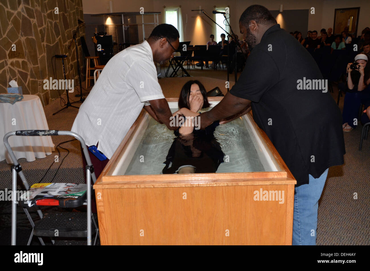 Asiatin wird an der Kirche in Riverdale Park, Maryland getauft. Stockfoto