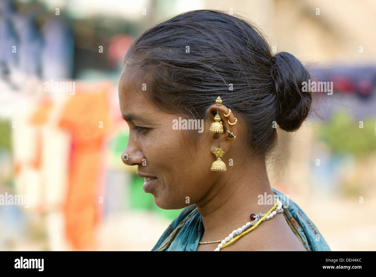 Frau mit Ohrringen, Oriya Stamm, Orissa, Indien. Ländliche Gesichter Indiens Stockfoto