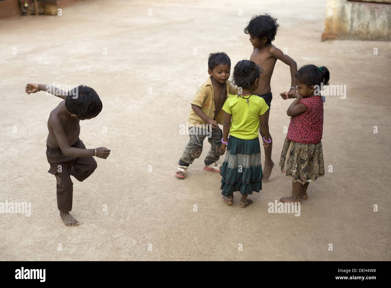 Spielende Kinder, Orissa, Indien Stockfoto