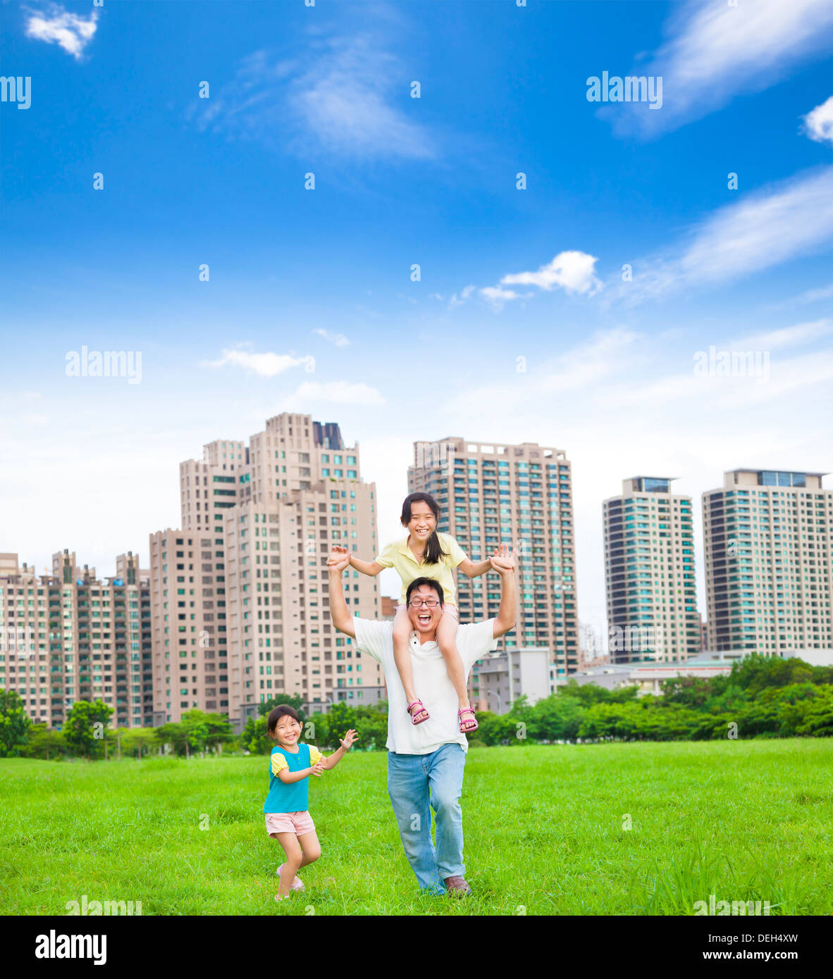glückliche Familie laufen im Stadtpark Stockfoto