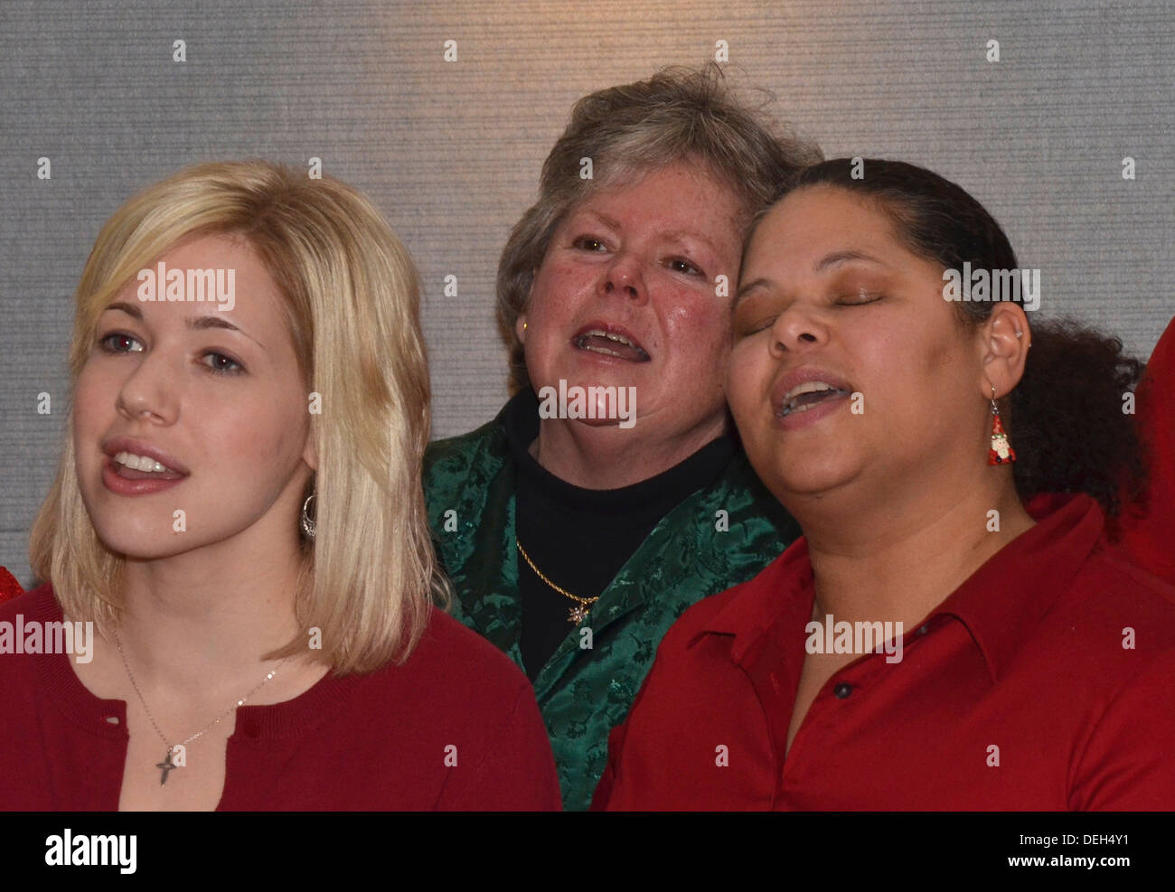 3 Frauen singen ein Gottesdienst an der Kirche Stockfoto