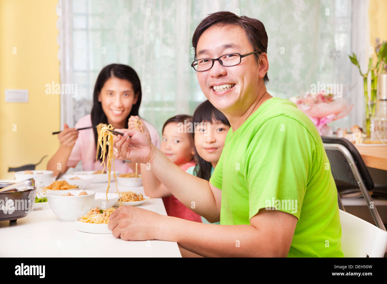 glückliche Familie essen Nudeln zu Hause Stockfoto