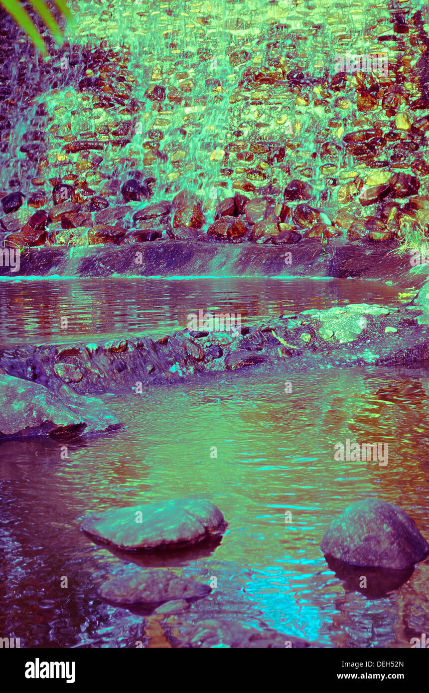 Die kleinen künstlichen Wasserfall und Kanal im Garten. Stockfoto