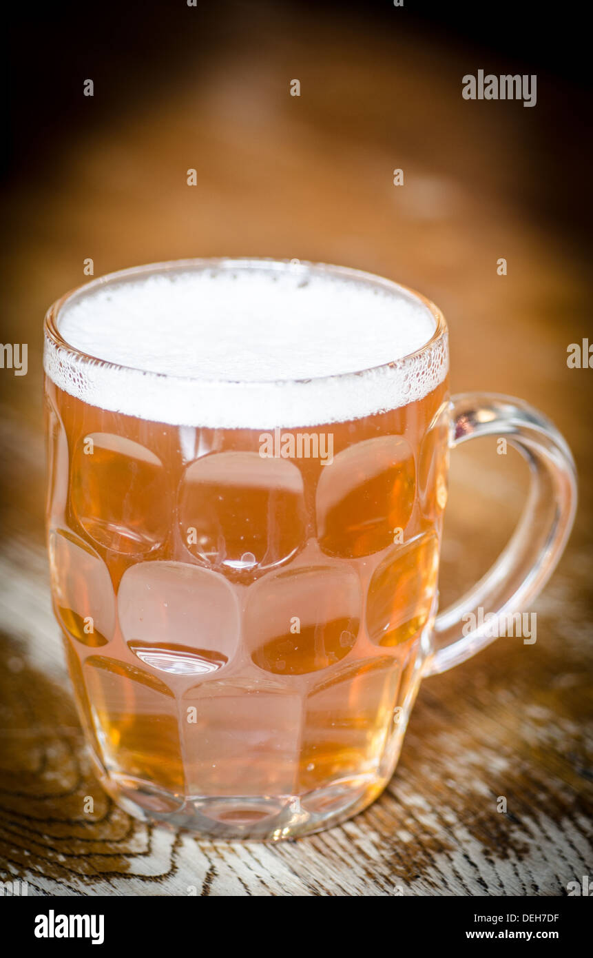 ein Pint bitter in einer Glaskanne Stockfoto