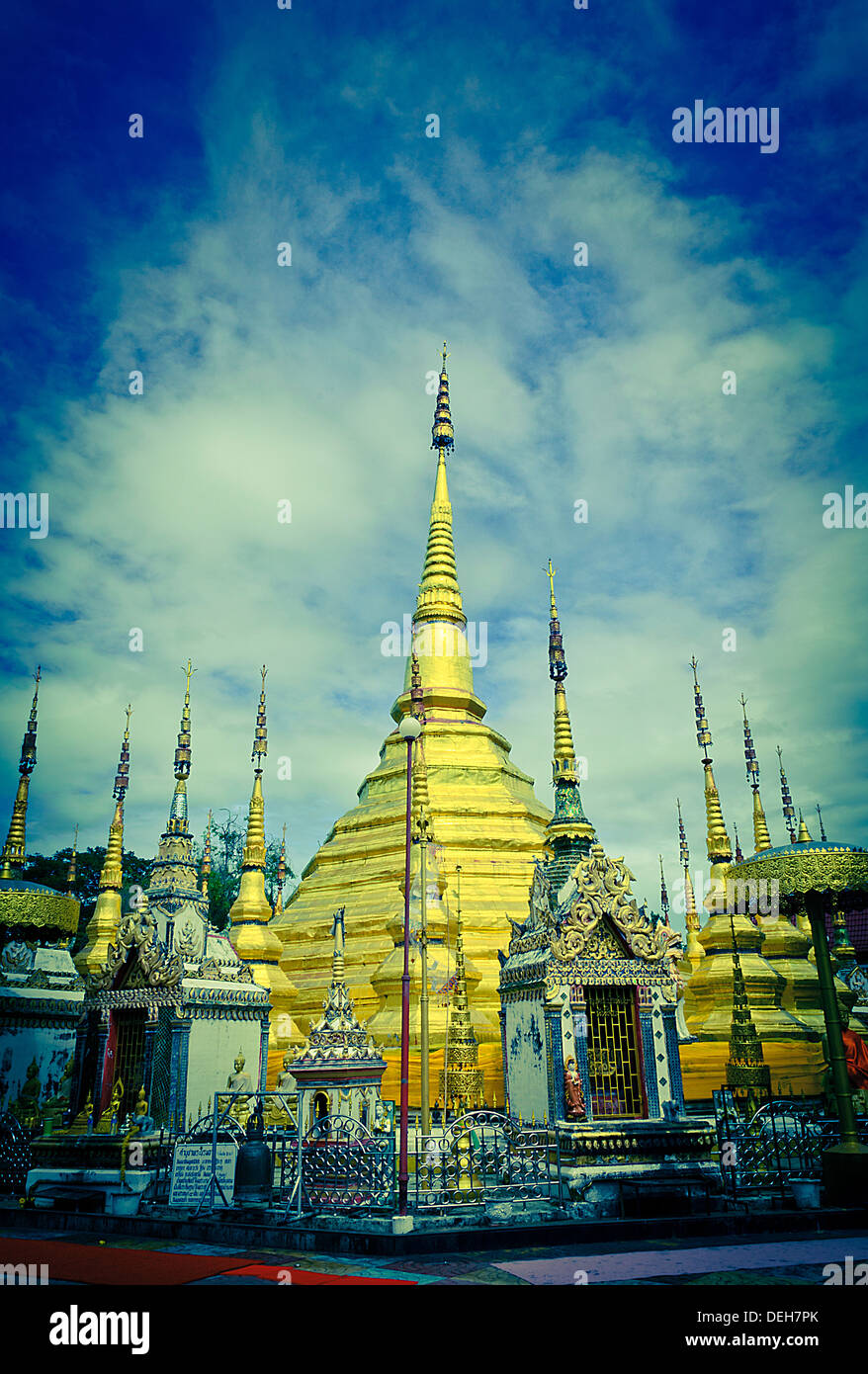 Phra Tad Baan Tak, der Goldene Pagode Wahrzeichen von Thailand finden Sie in der Provinz Tak. Stockfoto