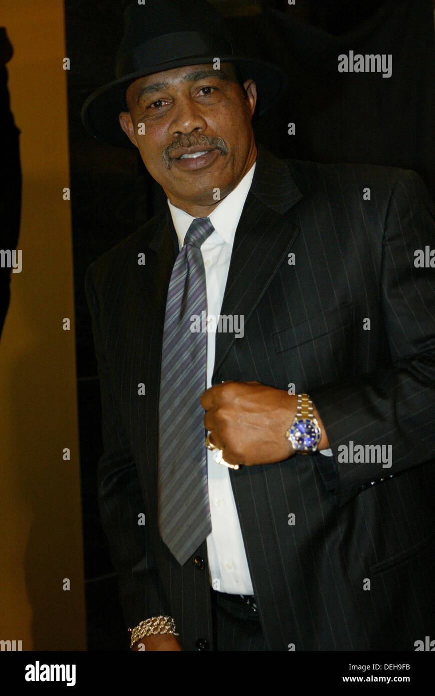 Datei Fotos: Kenneth Howard Norton Sr. (9. August 1943 - 18. September 2013) war ein US-amerikanischer ehemaliger Schwergewichts-Boxer und ehemalige WBC World Heavyweight Champion. Er war bekannt für seine 12-Runden-Sieg über M. Ali, als er berühmt Alis Kiefer, am 31. März 1973, der zweite Mensch brach, einen Gipfel Ali als Profi zu besiegen. Im Bild: 19. Dezember 2006; Las Vegas, Nevada, USA - ehemalige World Champion Boxer Ken Norton bei der "Rocky Balboa" roten Teppich Feier das Aladdin HotelCredit Bild: Credit: Mary Ann Owen/Zumapress/Alamy Live News Stockfoto