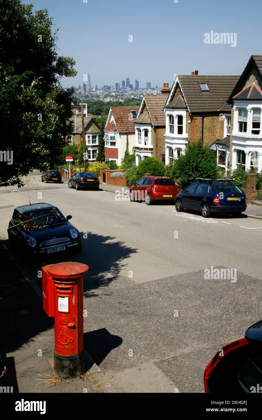 City of London Skyline gesehen von einem Royal Mail-Briefkasten im Canobie Road, Forest Hill, London, UK Stockfoto