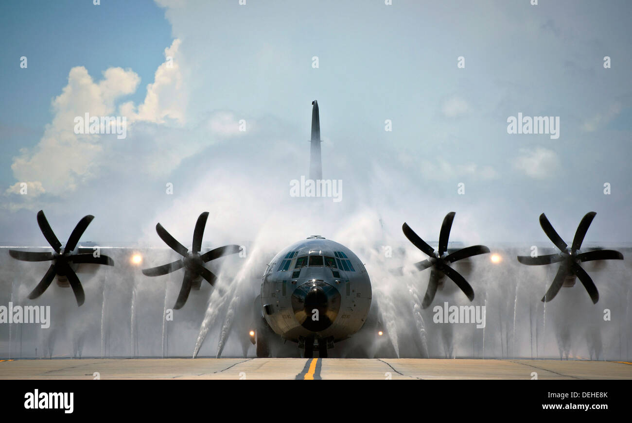 Nach Abschluss eines Fluges über dem Golf von Mexiko 5. Juni 2013 in Biloxi, MS ist ein Air Force WC-130 Herkules Transportflugzeug mit der 53. Wetter Reconnaissance Squadron abgespritzt. Der Wasserdruck entfernt Salz, die auf das Flugzeug ansammelt, wenn es durch Stürme über Salzwasser fliegt. Stockfoto
