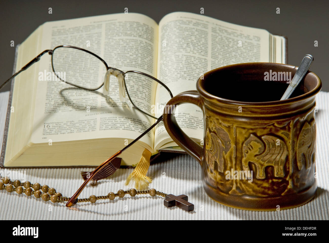 Stillleben mit Tee und Bibel Stockfoto
