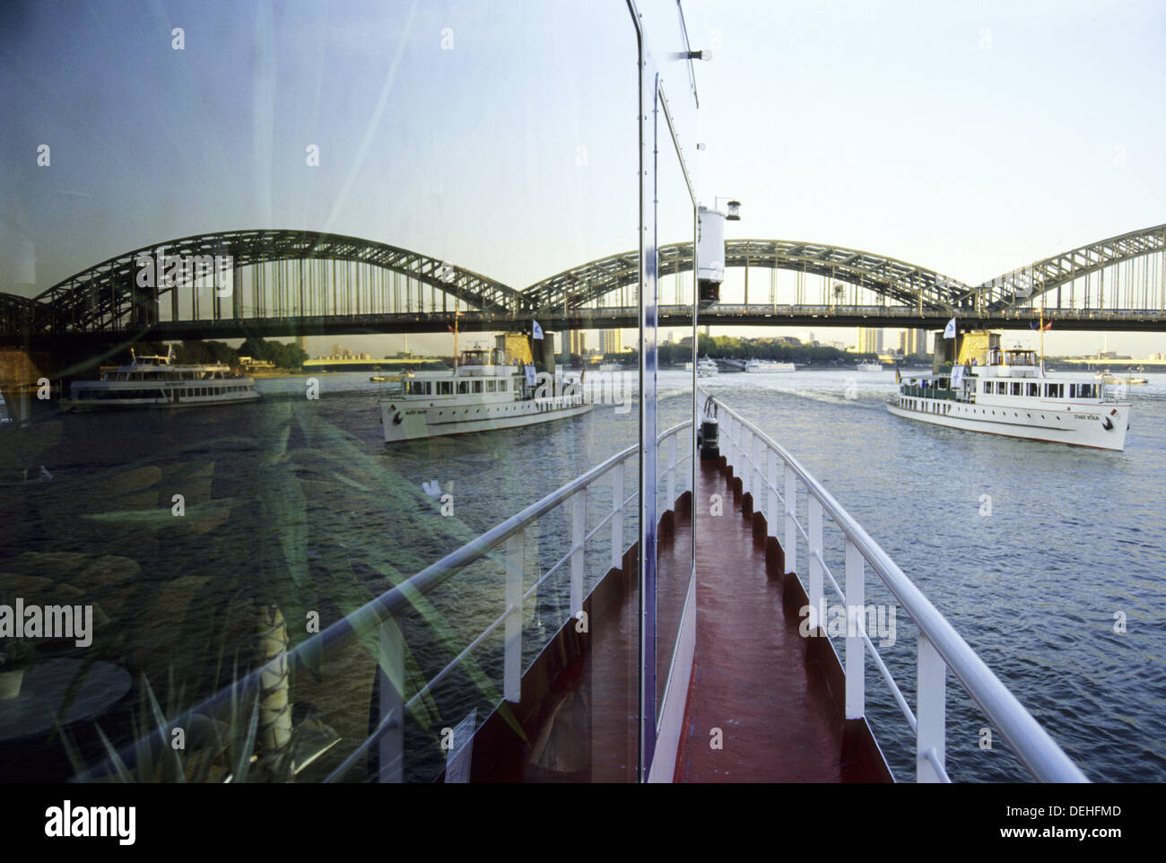 Deutschland Nordrhein-Westfalen - Köln. Kreuzfahrt auf dem Rhein.  Rhein-Smaragd-Boot vor der Hohenzollern Stockfoto