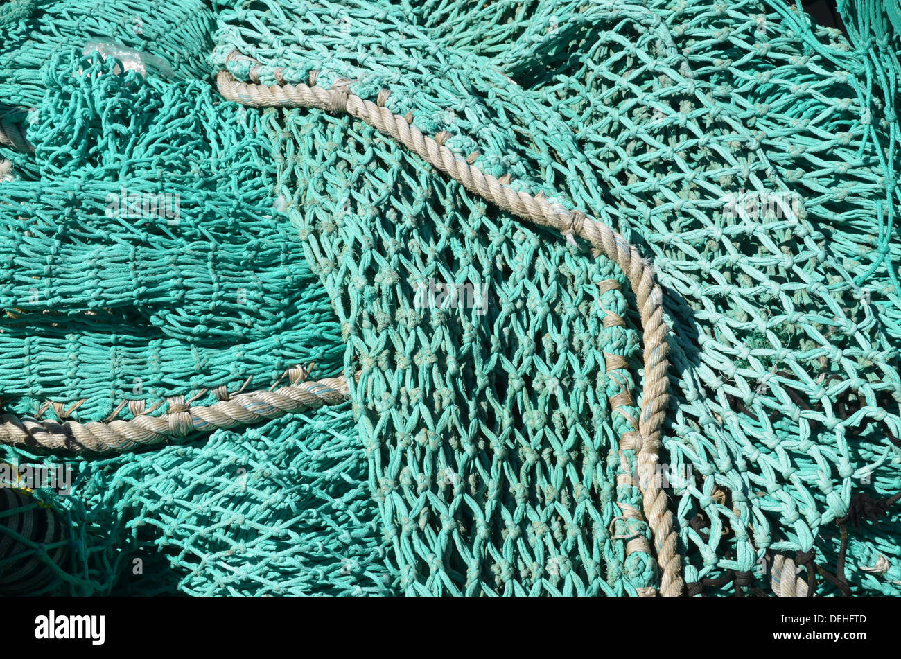 Nahaufnahme eines grünen Fischernetz im Hafen von Le Guilvinec, Bretagne, Frankreich. Stockfoto
