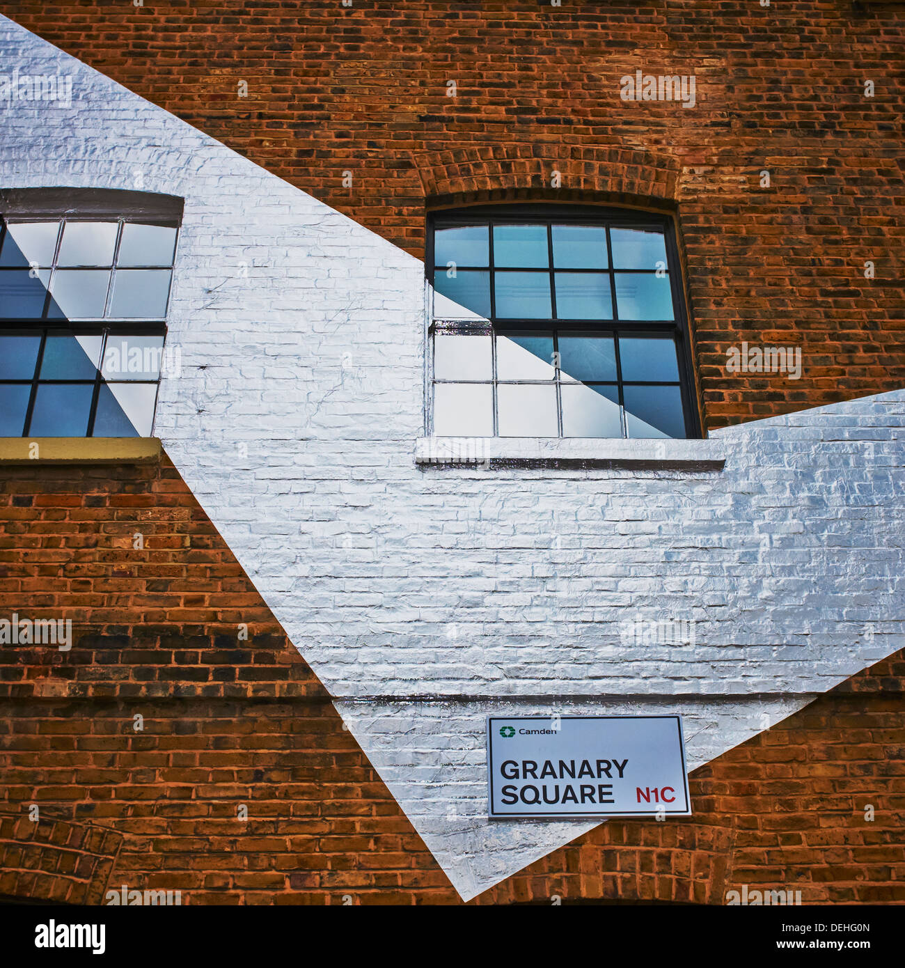 Die Varini Kunstinstallation 'In The Buildings' Relais Kunstprogramm auf Granary Square, King Cross, London N1C. Sommer 2013. Stockfoto