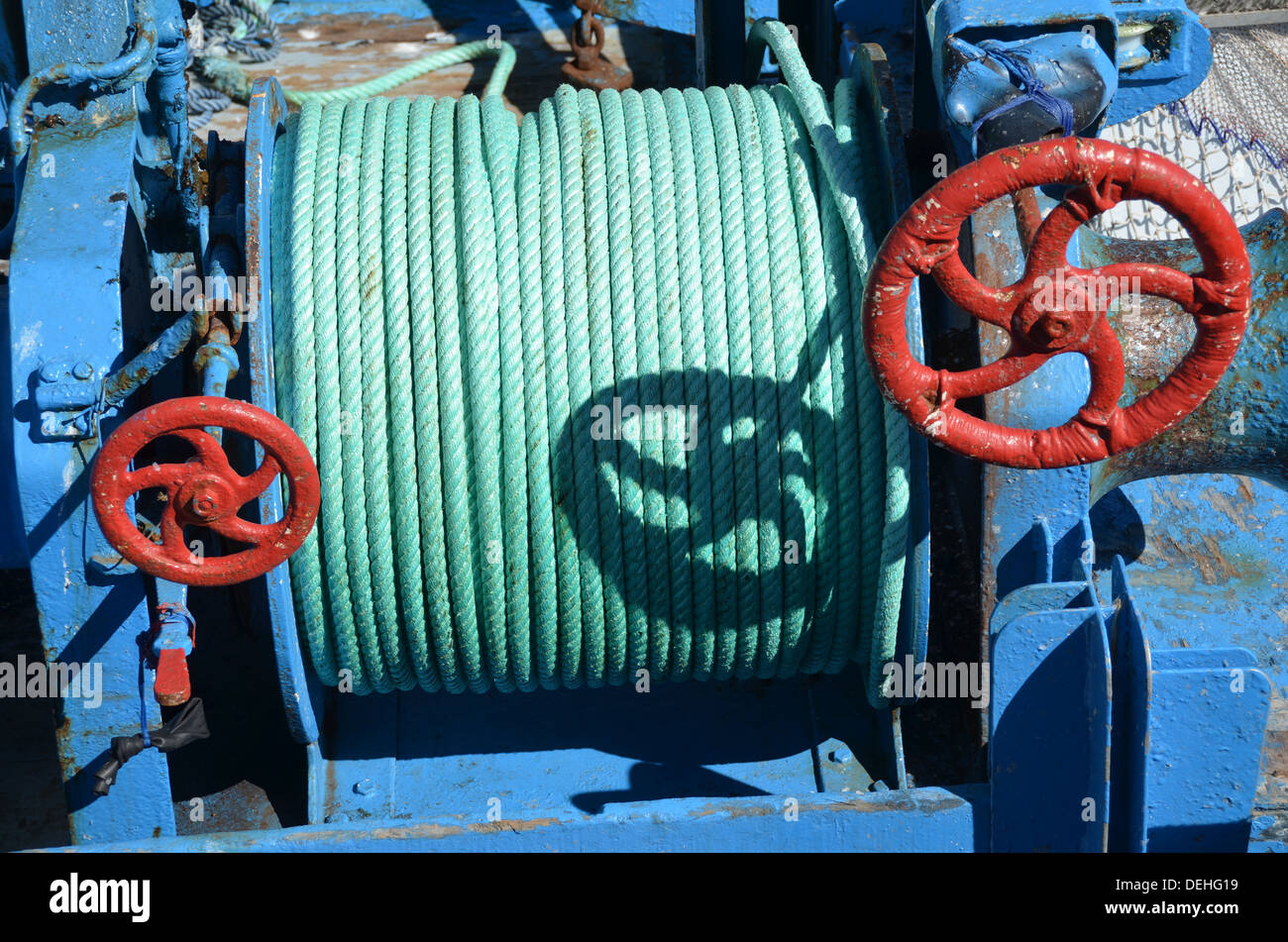 Grünes Kabel, rote Controller und blauen Unterstützung für ein Fischernetz auf einem Fischerboot in Le Guilvinec, Bretagne, Frankreich. Stockfoto