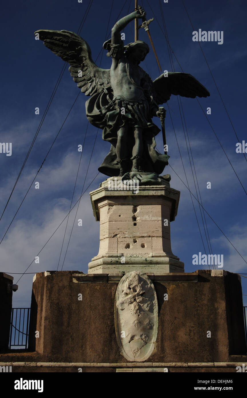 Italien. Rom. Erzengel Michael. Statue auf der Spitze Castel Sant'Angelo von Peter Anton von Verschaffelt (1710-1793). Bronze. Stockfoto