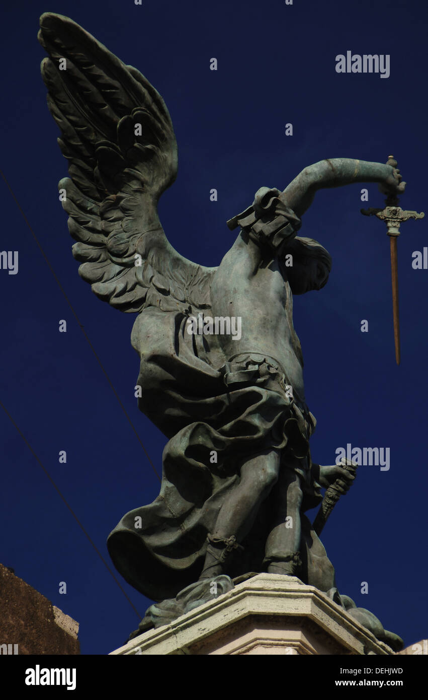 Italien. Rom. Erzengel Michael. Statue auf der Spitze Castel Sant'Angelo von Peter Anton von Verschaffelt (1710-1793). Bronze. Stockfoto