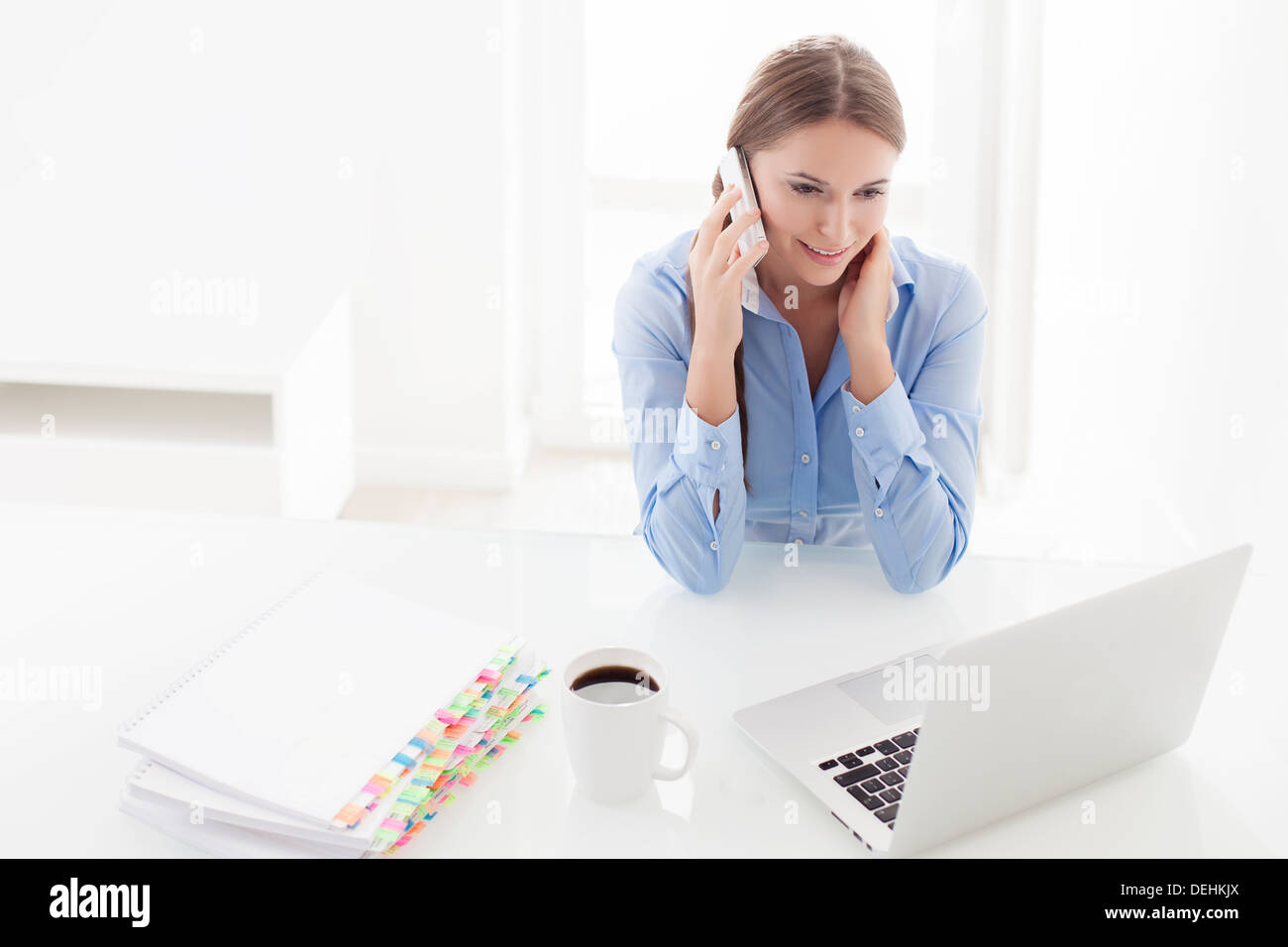 Frau mit Handy Computer suchen Stockfoto