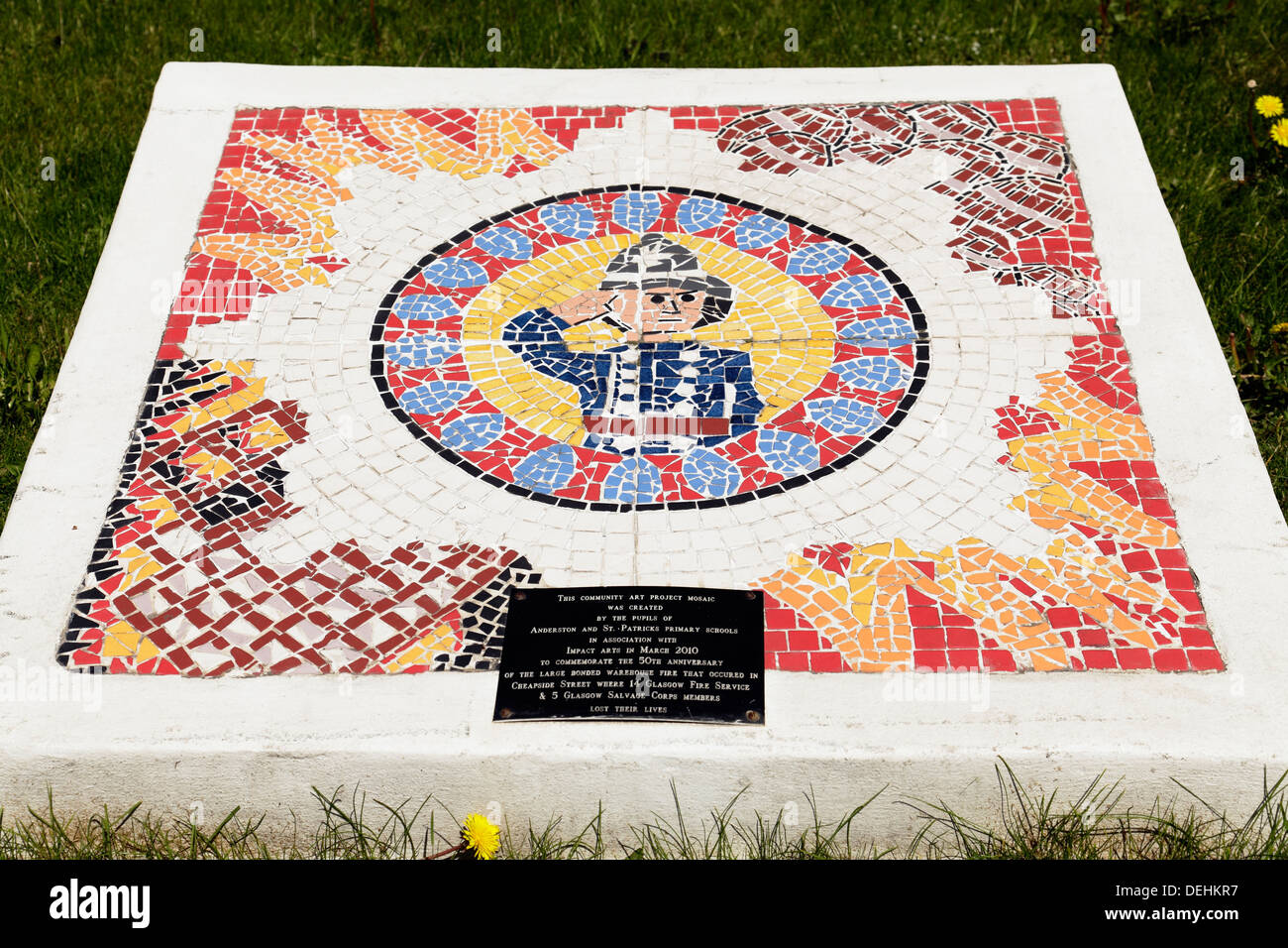 Feuerwehrmosaik von Schulkindern zum 50. Jahrestag des Brands in der Cheapside Street, Anderston Quay, Glasgow, Schottland, Großbritannien Stockfoto