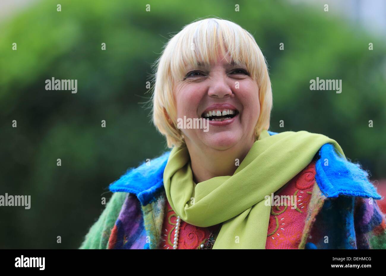 Bundes Vorsitzende Von Bundnis 90 Die Grunen Claudia Roth Lachelt Wahrend Einer Wahl Kampagne Veranstaltung Vor Der Bundestagswahl Am Alten Markt In Magdeburg Deutschland 19 September 13 Foto Jens Wolf Stockfotografie Alamy Bundes Vorsitzende Von Bundnis 90 Die Grunen Claudia Roth Lachelt Wahrend Einer Wahl Kampagne Veranstaltung Vor Der Bundestagswahl Am Alten Markt In Magdeburg Deutschland 19 September 13 Foto Jens Wolf Stockfotografie Alamy