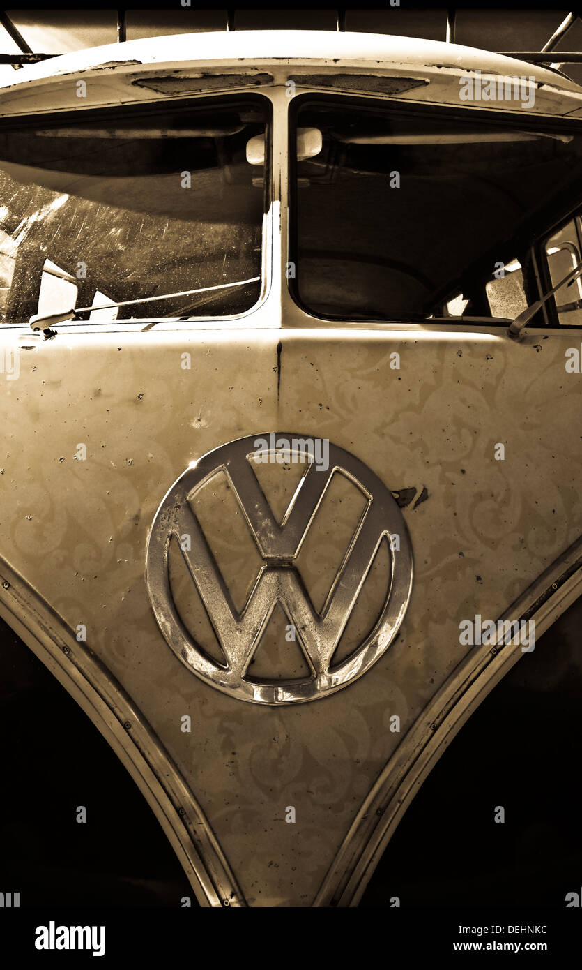 Die klassische Splitscreen VW Camper Van... komplett mit Dachgepäckträger und subtile Paisley-Muster. Stockfoto