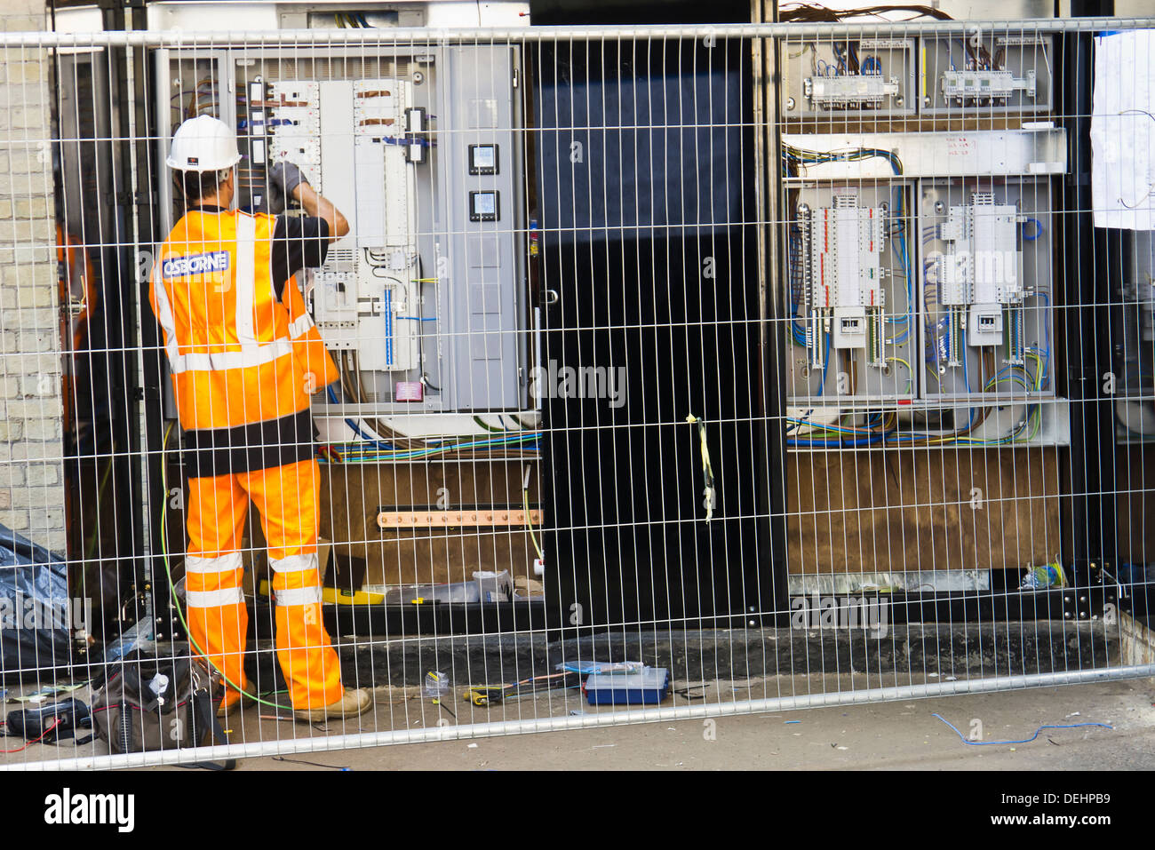 Osbourne männliche Arbeiter arbeiten auf Bahninfrastruktur hinter Schutzbarriere. Stockfoto