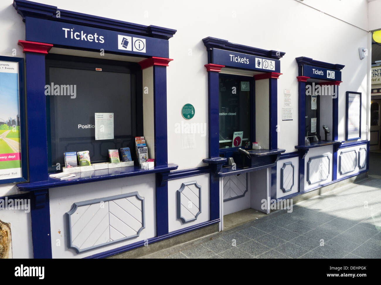 Kassenhäuschen geschlossen am Bahnhof King's Lynn. Stockfoto