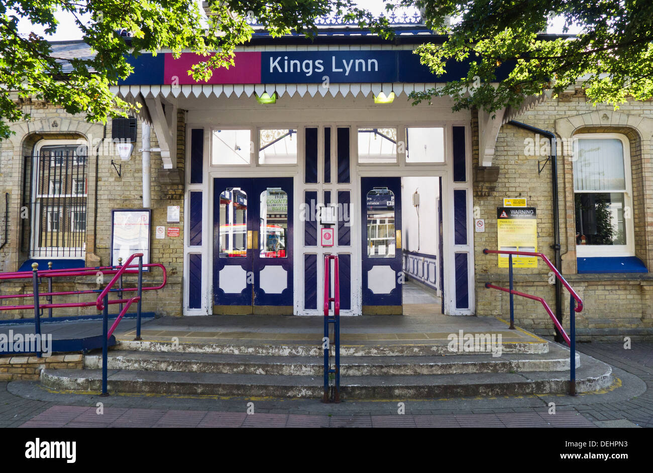 Der Eingang zum Bahnhof King's Lynn. Stockfoto