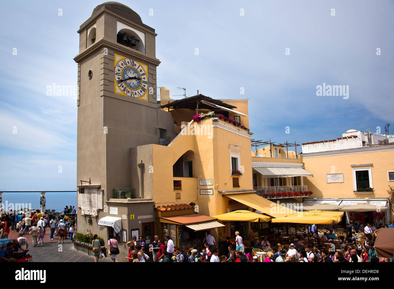 Uhrturm in einer Stadt, Piazza Umberto, Capri, Kampanien, Italien Stockfoto