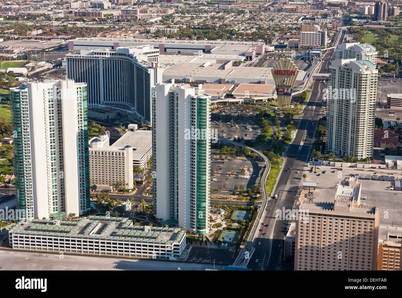 Las Vegas Nevada USA Paradise Road und Hilton Hotel gesehen vom Turm des Stratosphere Casino und Hotel. JMH5457 Stockfoto