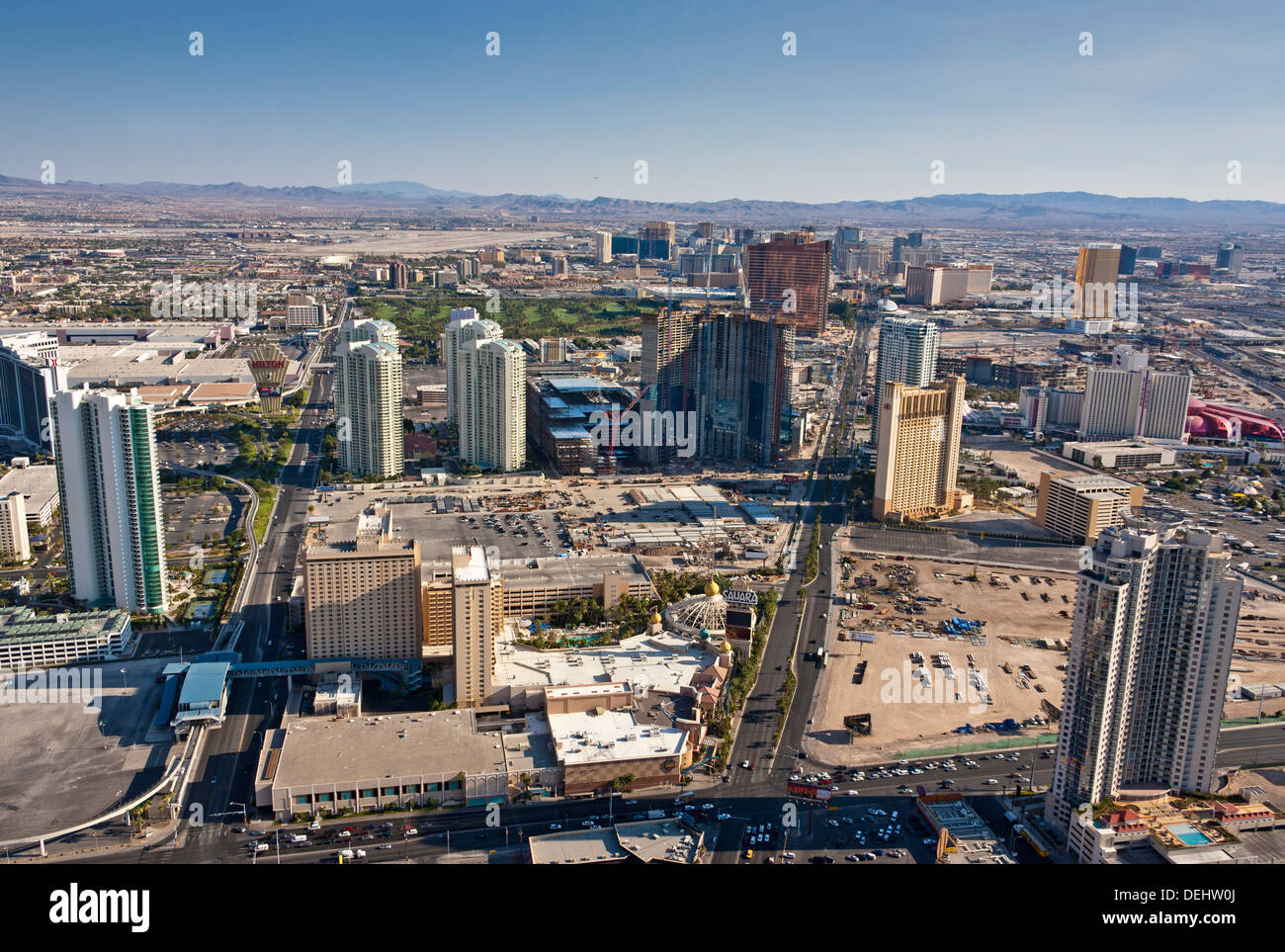 Las Vegas Nevada USA Strip gesehen vom Turm des Stratosphere Casino und Hotel Hilton links und Sahara. JMH5458 Stockfoto