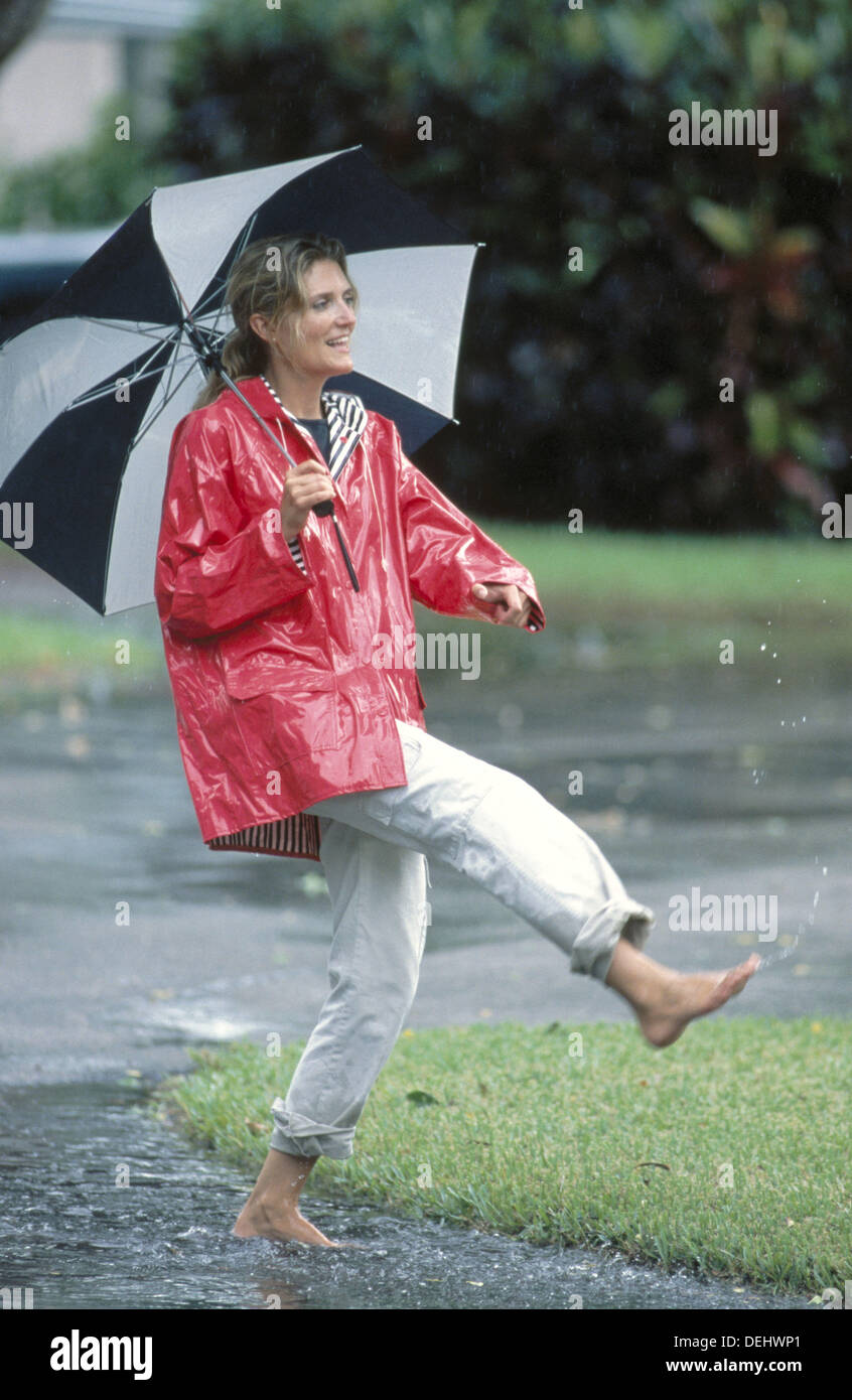 Frau tanzt im Regen Stockfotografie Alamy