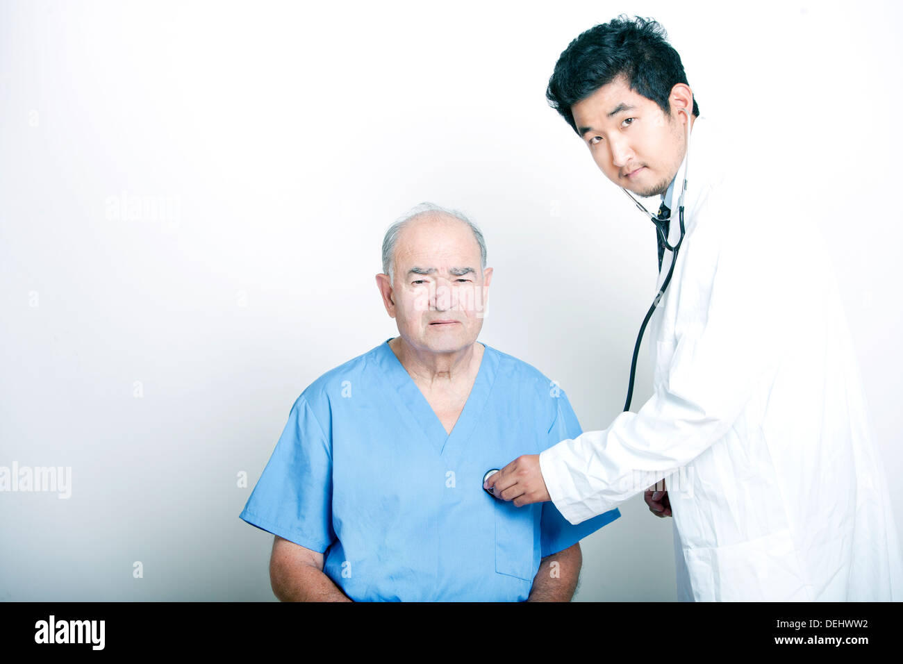 Junge asiatische Arzt beruhigend einen Senior erwachsenen Patienten Stockfoto