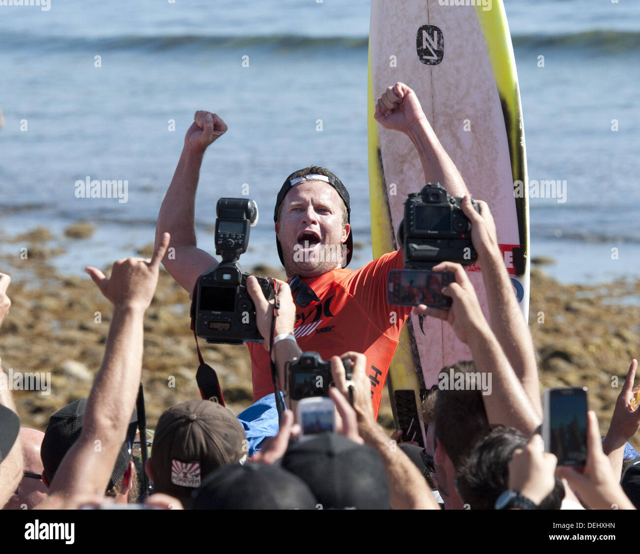 18. September 2013 - San Onofre, Kalifornien, feiert USA - australische TAJ BURROW seinen Sieg über Fellow Australian J. Wilson in das Finale der Hurley Pro Surf-Wettbewerb am unteren Böcke. Fuchsbau erzielte 17,07 auf Wilsons 15,97 im Finale. Das Ereignis, das siebte von 10 auf der ASP World Championship Tour war Burrow erste WCT-Sieg der Saison und der 12. seiner Karriere. (Kredit-Bild: © David Bro/ZUMAPRESS.com) Stockfoto