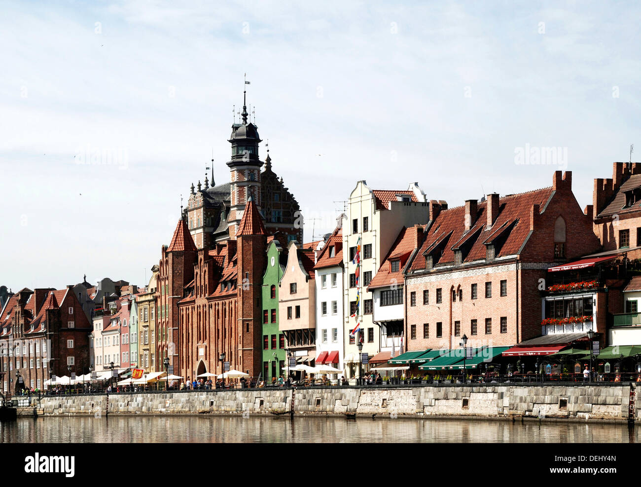 Die Promenade auf der Mottlau mit der historischen Altstadt von Danzig. Stockfoto
