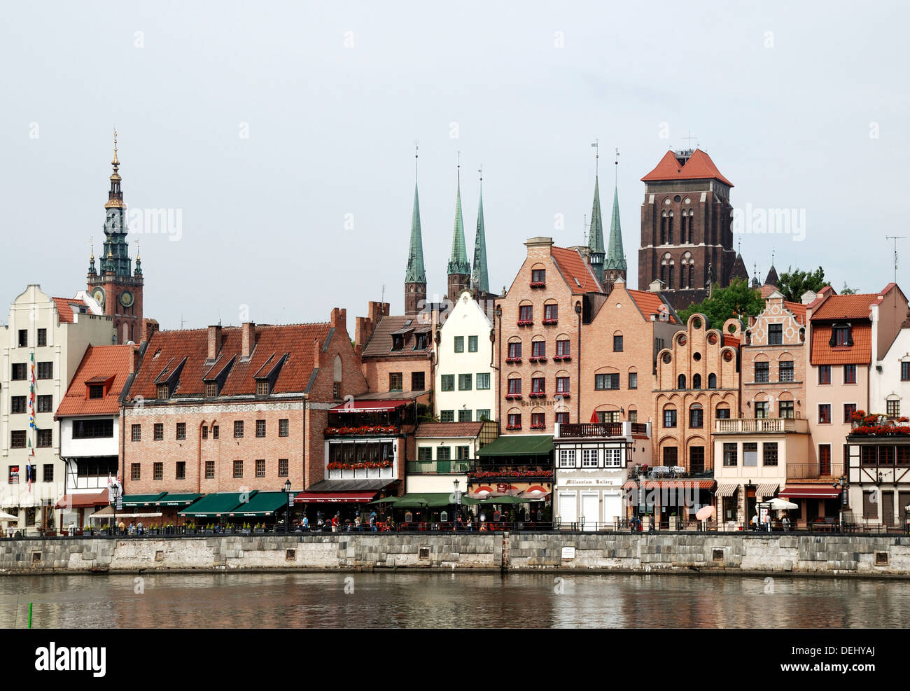 Die Promenade auf der Mottlau mit der historischen Altstadt von Danzig. Stockfoto