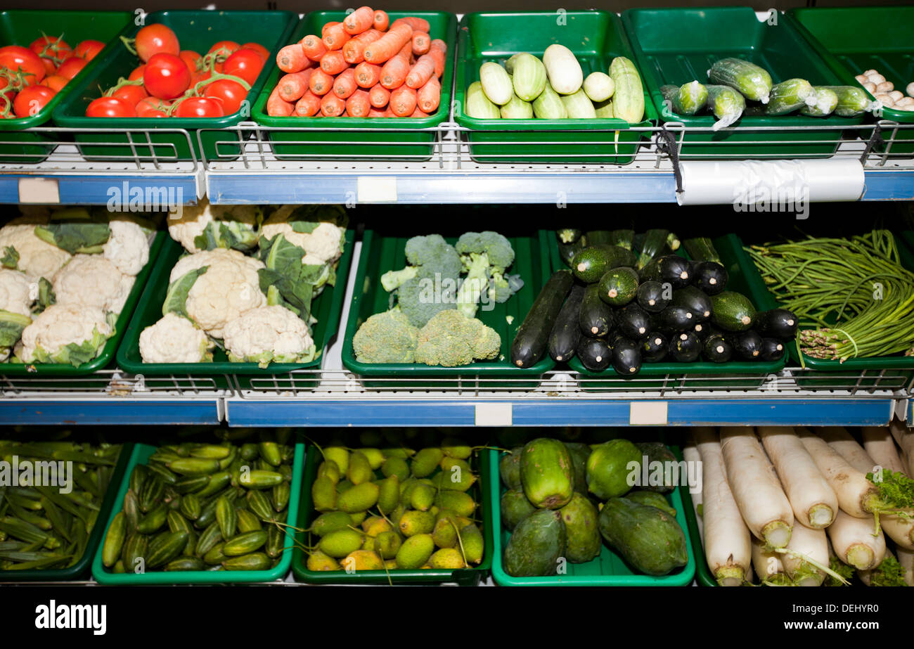 Verschiedene Gemüse auf Display Supermarkt Stockfoto