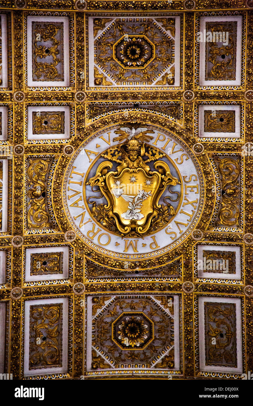 Details der Decke in einer Basilika, St. Peter Basilika, Vatikanstadt, Rom, Latium, Italien Stockfoto