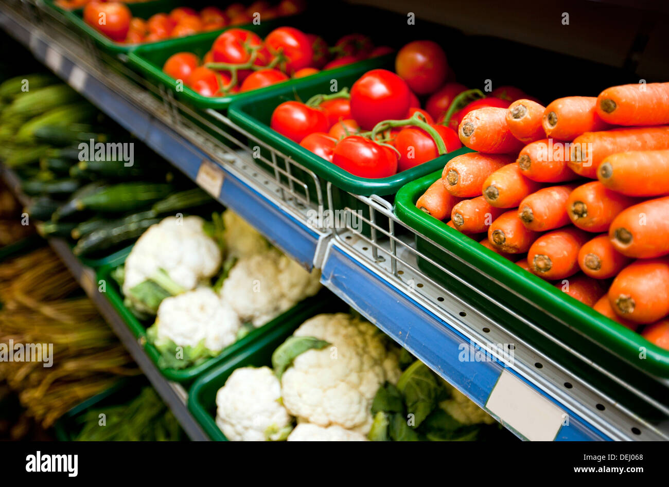 Verschiedene Gemüse auf Display-Lebensmittelgeschäft Stockfoto