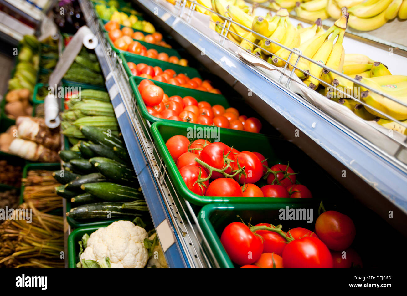 Verschiedene Gemüse Obst auf Display Supermarkt Stockfoto