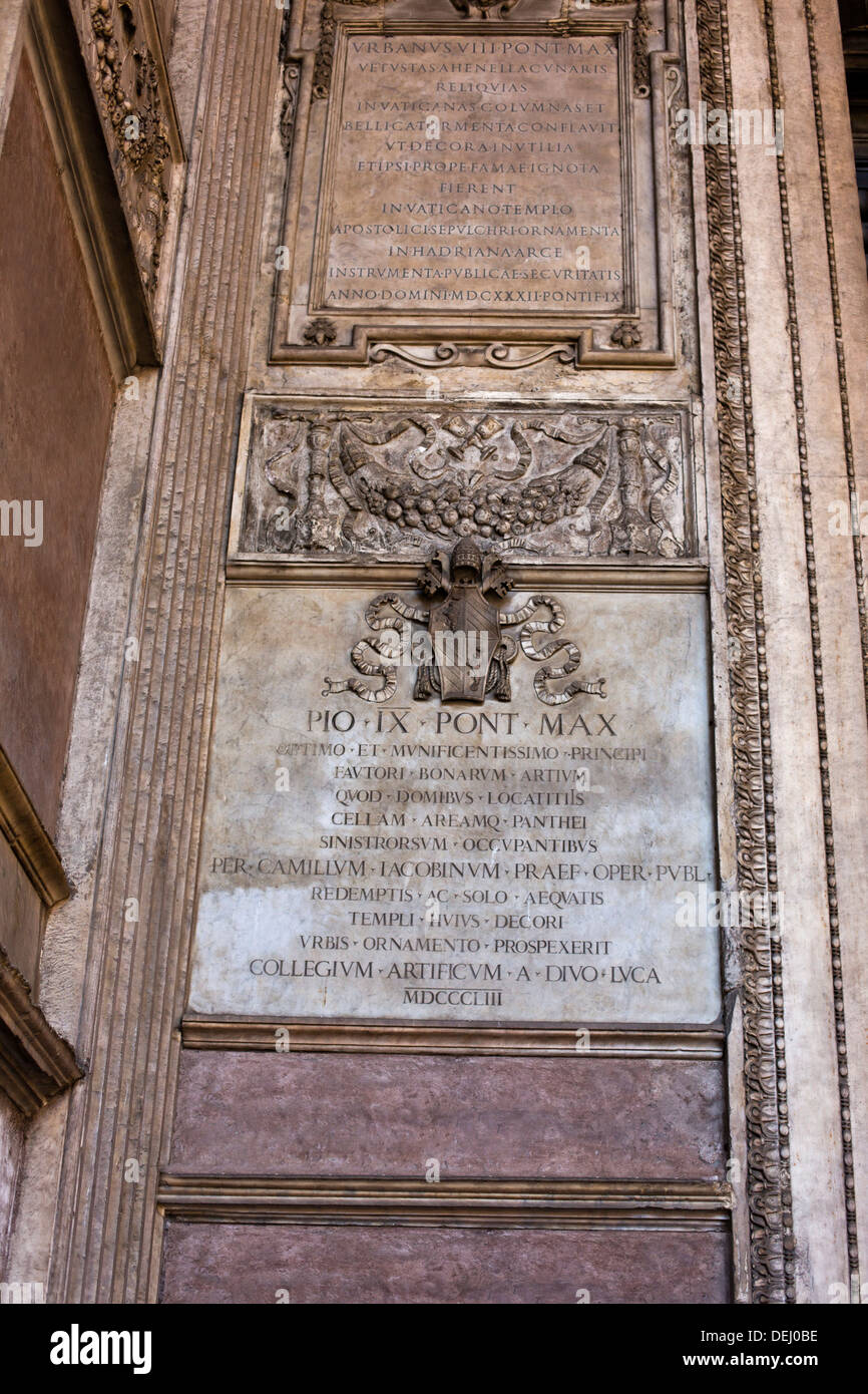Niedrigen Winkel Blick auf Details der Schnitzereien, Pantheon, Pantheon Rom, Rom, Latium, Italien Stockfoto