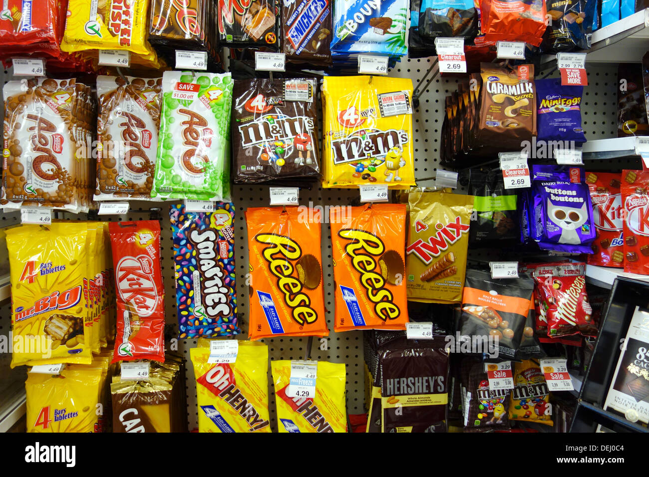 Auswahl an Schokoladen-Snacks in einem kanadischen Supermarkt in Toronto, Kanada Stockfoto