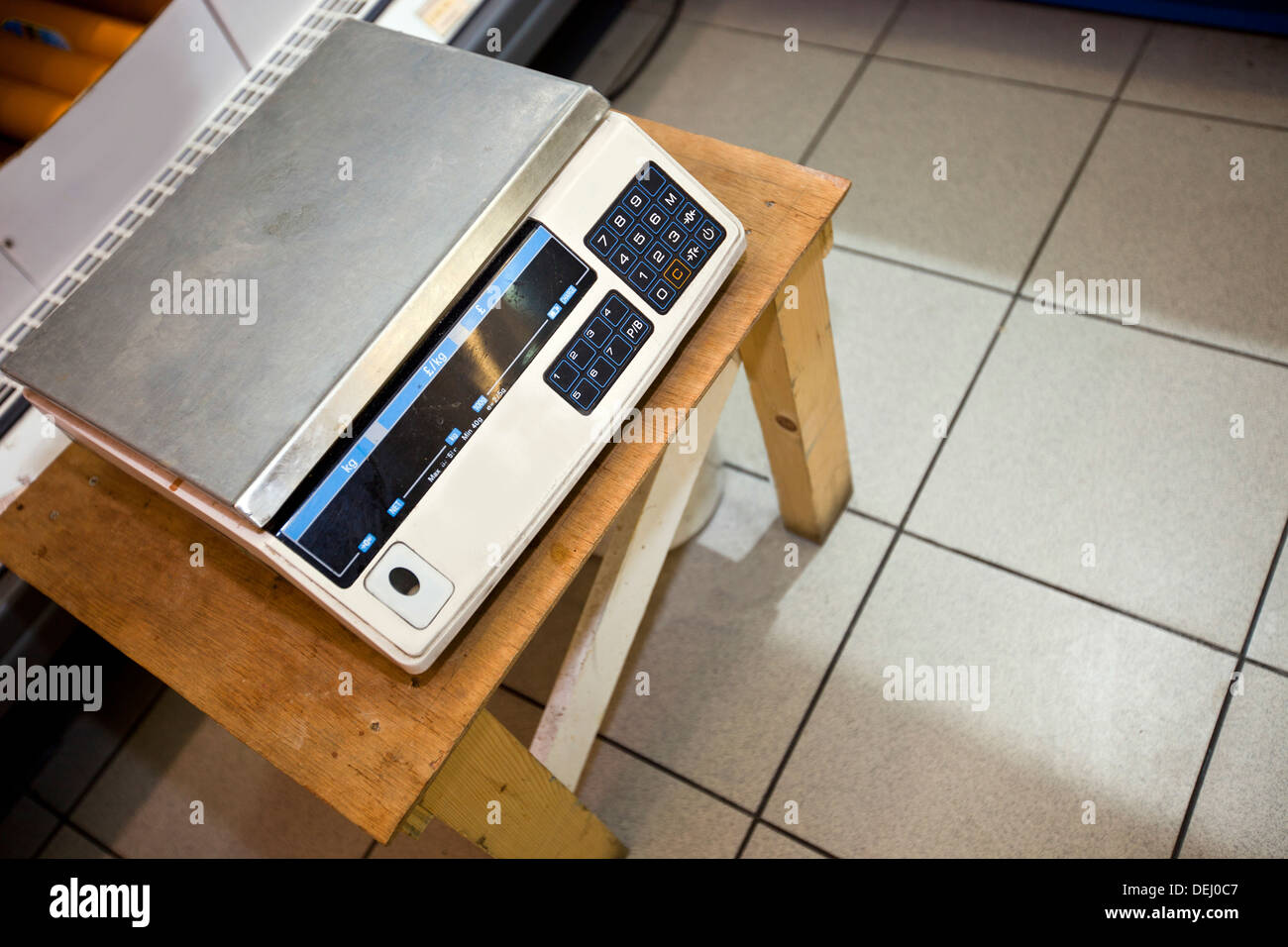Erhöhte Ansicht Wiegemaschine auf Hocker Supermarkt Stockfoto
