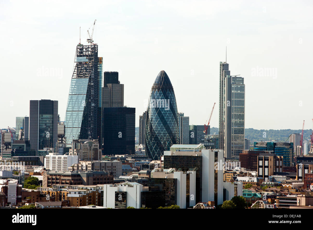Erhöht die Gurke, die umliegenden Gebäude, London anzeigen Stockfoto