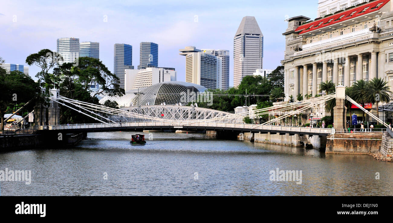 Sightseeing am Singapore River - die Cavenagh Brücke Stockfoto