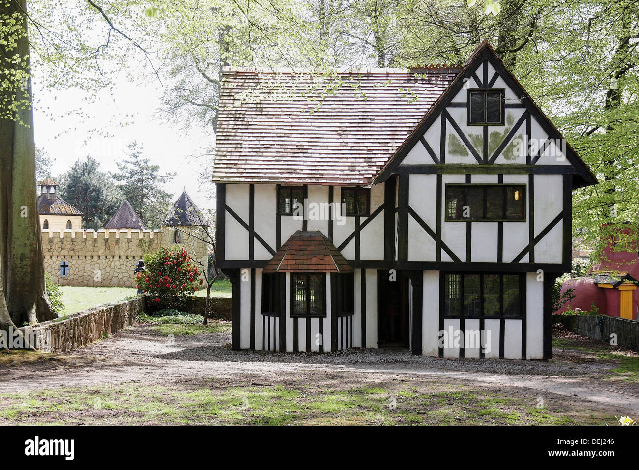 Ein Tudor-Stil-Spielhaus für Kinder im Märchenland im Margam Park Country Park in Port Talbot, Wales, UK zu erkunden. Stockfoto