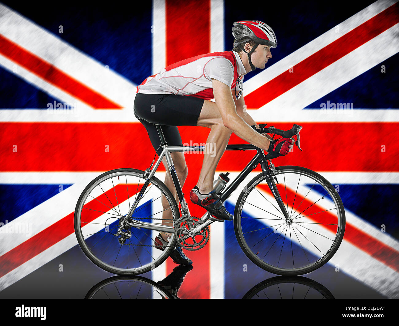 Männliche Radfahrer Rad vorne Union Jack-Flagge Stockfoto