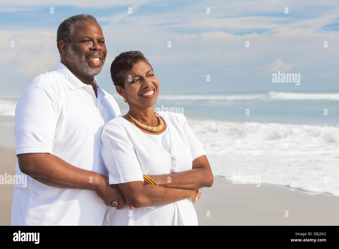 Romantische senior afroamerikanische Mann und Frau Brautpaar auf einem einsamen tropischen Strand Stockfoto