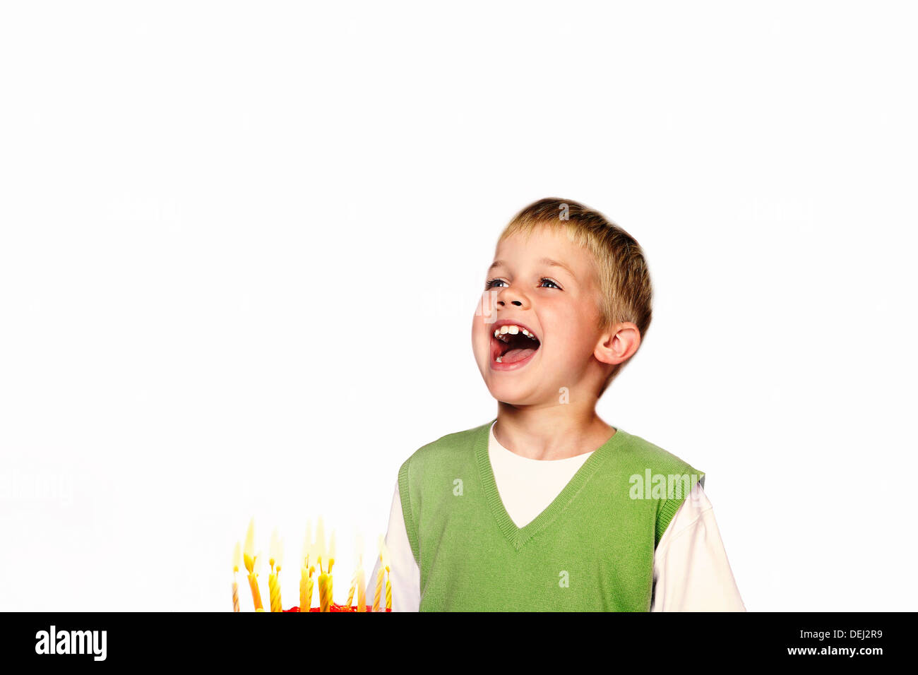 Young Child seine Geburtstagskerzen Ausblasen Stockfoto
