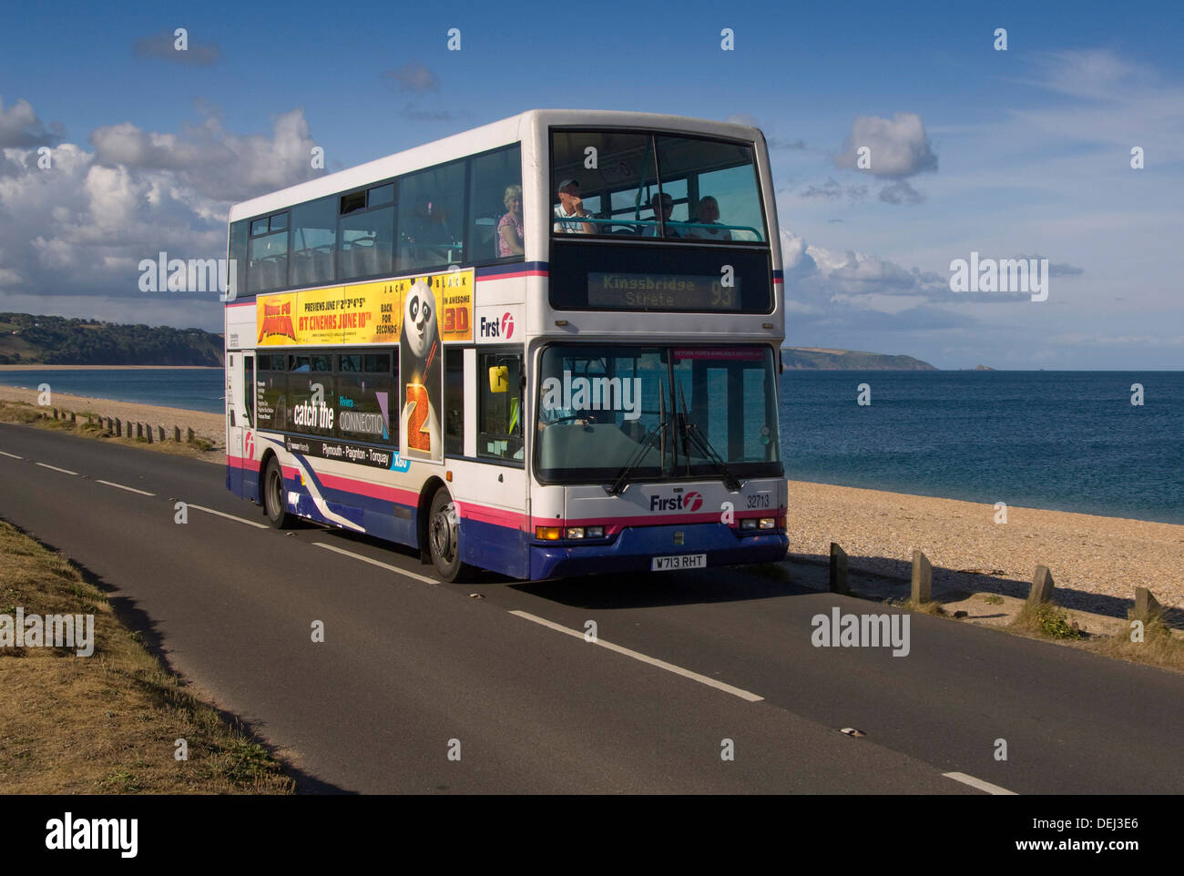 Die geplante Anzahl 93-Doppeldecker-Bus Reisen entlang Slapton Sands, Strand Devonshire, Großbritannien auf die A379 Küste road.a UK Meer Stockfoto