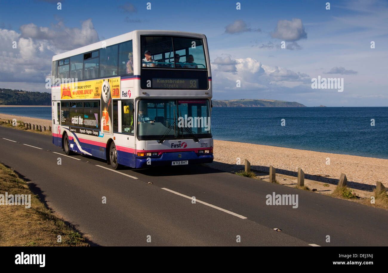 Die geplante Anzahl 93-Doppeldecker-Bus Reisen entlang Slapton Sands, Strand Devonshire, Großbritannien auf die A379 Küste road.a UK Meer Stockfoto